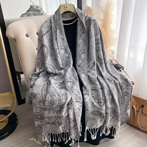 Dettaglio del motivo jacquard paisley grigio e finiture con frange su morbida sciarpa