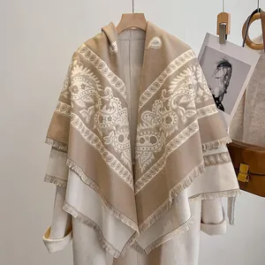Nahaufnahme des Luxus-Kaschmir-Schals mit Paisley-Jacquard und feinen Fransen