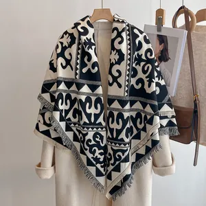 Gros plan sur un châle à motif ethnique noir et blanc avec franges sur un manteau