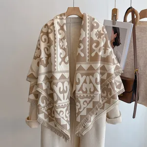 Détail d'un châle pashmina vintage beige et camel avec motifs géométriques et franges