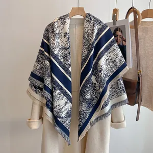 Détail de l'écharpe à imprimé Toile de Jouy avec franges et motifs bleu marine