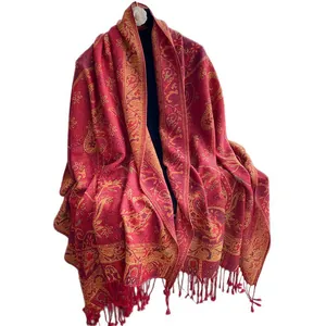Sciarpa lussuosa in jacquard paisley rosso con motivi dorati e morbide frange per l'inverno