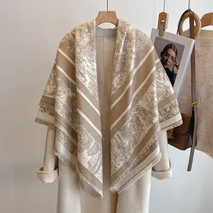 Détail d'un châle vintage en cachemire avec texture artistique et bords à franges