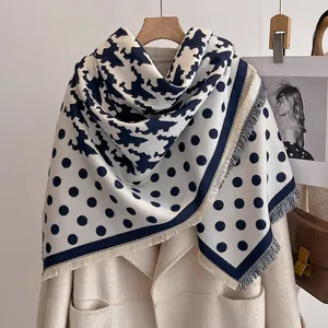 Détail de l'écharpe à motif pied-de-poule et pois avec de fines franges sur le bord