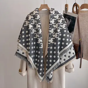 Détail d'une écharpe vintage imitation cachemire à motif pied-de-poule, pois et franges