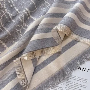 Luxuriöser grauer und cremefarbener Pashmina-Schal mit Jacquardmuster und Fransen-Details