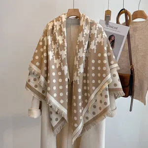 Gros plan d'un châle vintage imitation cachemire à pois avec des franges douces