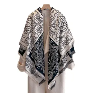 Châle classique à motif cachemire noir et blanc avec bords frangés et style rétro