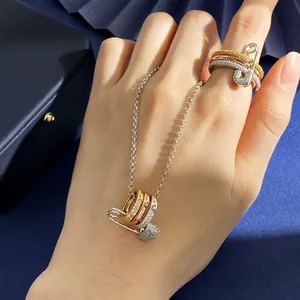 Exquisite Sicherheitsnadel Anhänger Halskette Und Dreifarbige Ineinandergreifende Ringe Vergoldeter Kupfer Zirkonia Schmuck Für Damen