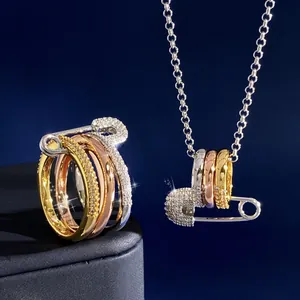 Dreifarbiges Ring- und Sicherheitsnadel-Halsketten-Set mit Pavé-Diamanten verziert