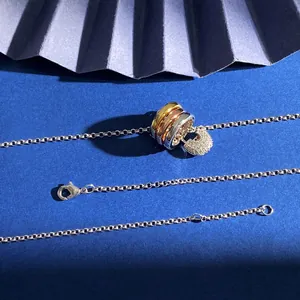 Dreifarbige verschlungene Ringhalskette mit funkelndem herzförmigem Diamantanhänger