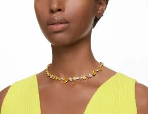 Nahaufnahme des goldene Choker mit gelben Kristallen verschiedener Formen am Model
