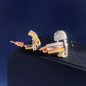 Detailansicht der dreifarbigen Sicherheitsnadel-Ohrringe mit Kristallen und Metall-Finish
