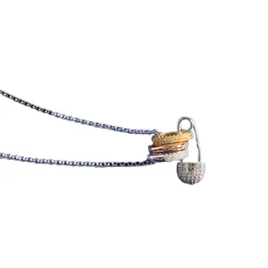 Dreifarbige Triple-Ring Sicherheitsnadel-Halskette mit funkelndem Kristallbesatz