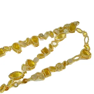 Luxuriöse Goldhalskette mit gelben Kristallen und funkelnden Zirkonia-Steinen besetzt