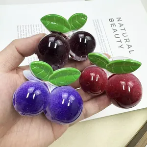 Detalle de tres pinzas para el cabello de cereza brillantes en púrpura, granate y rojo