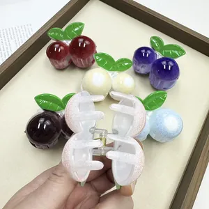 Pinzas para el cabello con forma de cereza en acrílico colorido y hojas verdes