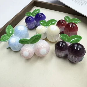 Detalle de 6 pinzas para el cabello con forma de cereza brillantes en varios colores
