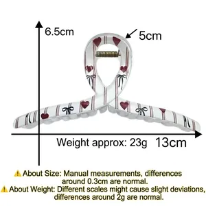 Détails de la pince à cheveux de 13 cm avec dimensions et motif de cœur rouge