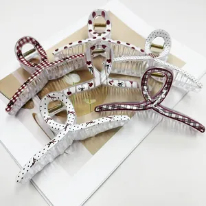 Set di mollette per capelli a pois e quadretti con cuori su sfondo di rivista