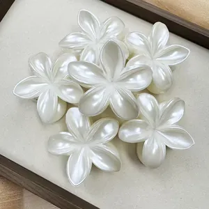 Lot de six pinces à cheveux fleur de frangipanier blanc nacré au fini brillant