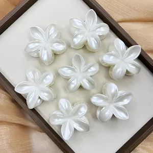 Lot de 7 pinces à cheveux fleurs de frangipanier blanc nacré au fini brillant élégant