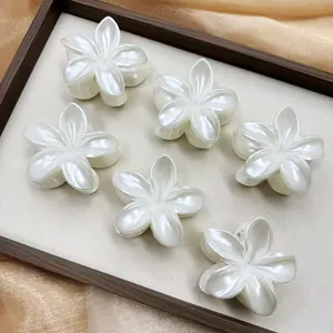 Lot de 6 pinces à cheveux fleurs de frangipanier blanc nacré sur plateau chic