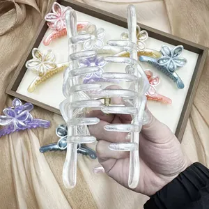Dettaglio di una grande pinza per capelli a fiore perlato con glitter e molla in metallo