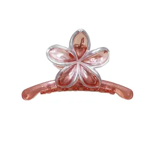 Pinza per capelli a fiore di frangipane perlato con petali rosa e bordi argento
