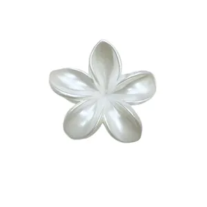 Pince à cheveux fleur de frangipanier blanc nacré avec texture coquillage pour femmes