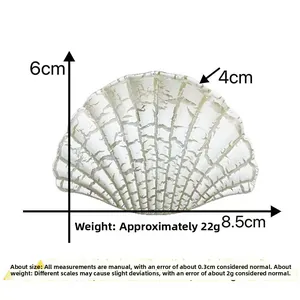 Dettaglio della molletta per capelli a ventaglio con dimensioni 8,5 cm per 4 cm in oro