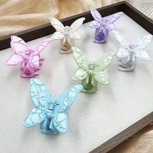 Détails de pinces à cheveux papillon colorées avec texture marbrée sur du satin
