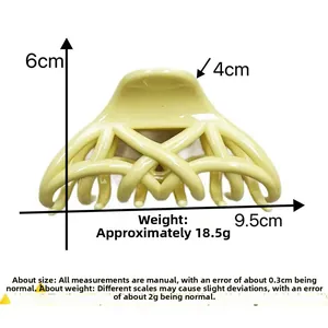 Detail view of hollow hair claw clip with size measurements 9.5cm and weight 18.5g