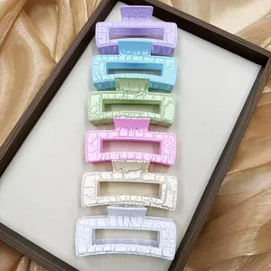 Lot de six pinces à cheveux rectangulaires colorées avec texture craquelée sur satin doré