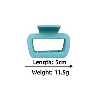 Detail van een 5 cm cyaan matte vierkante haarklem met afmetingen en gewicht weergave