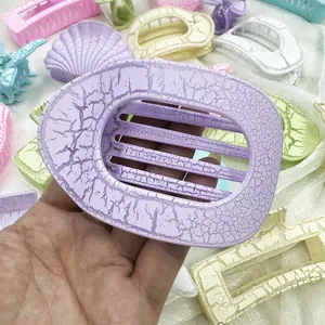 Dettaglio di fermagli per capelli con motivo marmorizzato in colori pastello