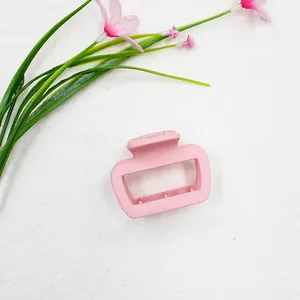 Detailopname van een matroze rechthoekige haarklem met een minimalistisch design