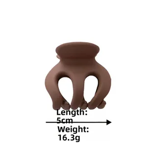 Détail de la pince à cheveux mate marron de 5cm avec dimensions et poids du produit