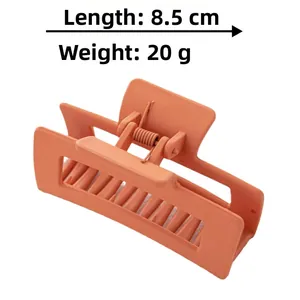 Détail de la grande pince à cheveux orange mat, longueur 8,5 cm et poids de 20 g