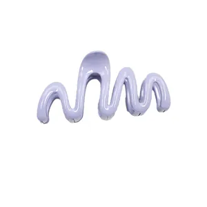 Moderna molletta per capelli a onda lavanda con finitura in resina lucida per stile minimal