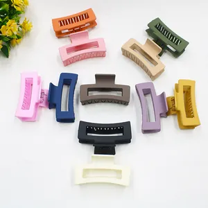 Vue à plat de dix grandes pinces à cheveux rectangulaires mates en couleurs assorties