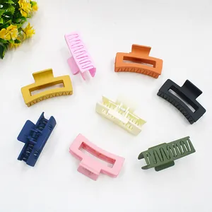 Détail de 8 pinces à cheveux colorées en acrylique mat avec ressorts métalliques