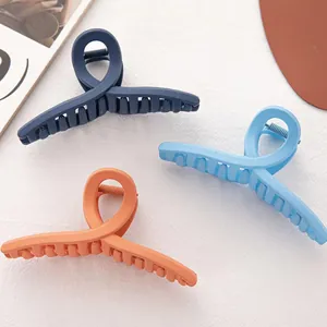 Dettaglio di tre mollette per capelli opache in colori vivaci blu e arancione