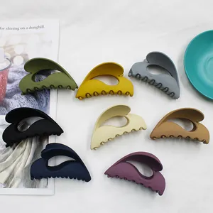 Pinza per Capelli da Donna Opaca a Cuore Intagliato Grande Artiglio in Resina Colori Morandi Accessori Capelli Elegante