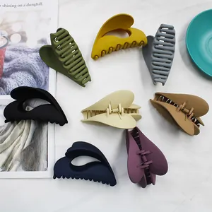 Set di otto mollette per capelli opache a forma di cuore in colori assortiti