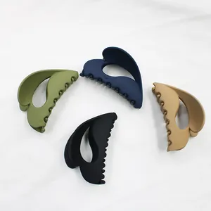 Set di quattro grandi mollette per capelli opache in verde scuro, blu, nero e kaki