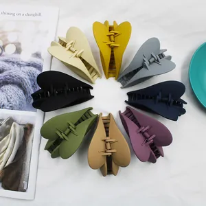 Set di 8 mollette opache a forma di cuore in colori assortiti disposte in un layout circolare