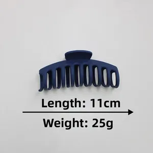 Détail d'une pince à cheveux mate bleu marine de 11cm montrant longueur et poids
