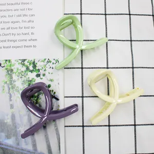 Set van drie glanzende haarklemmen in pastelgroen, paars en crèmegeel design