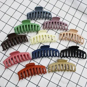 Lot de 10 grandes pinces à cheveux mates de couleurs variées sur fond à carreaux